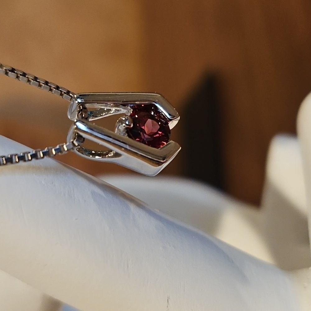 Garnet Gem On Sterling Silver Box Chain - Picture 2 of 7
